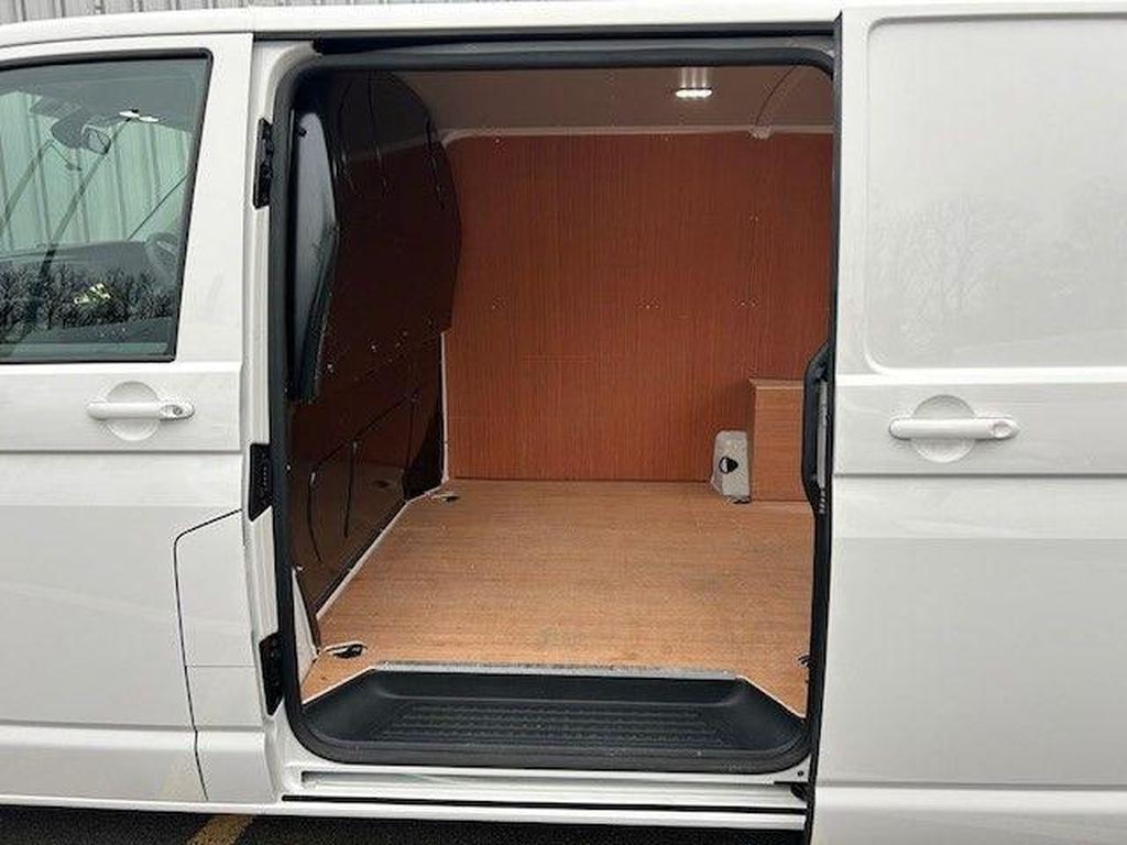 Volkswagen Transporter 2.0 TDI T28 Highline Gallery Image 18