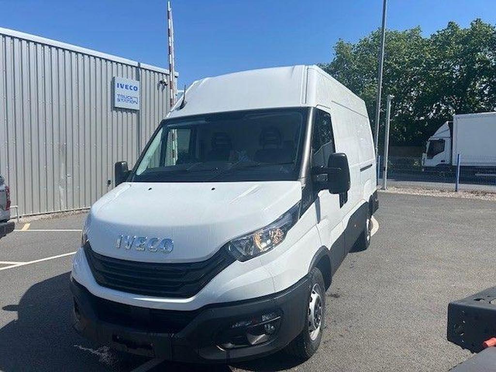 Iveco Daily 2.3D HPI 14V Business 35S 3520L MWB High Roof Euro 6 (s/s) 5dr Gallery Image 1
