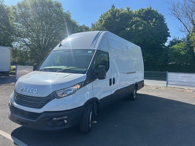 Iveco Daily 2.3D HPI 14V Business 35S 4100 LWB Extra High Roof Euro 6 (s/s) 5dr Gallery Image 1