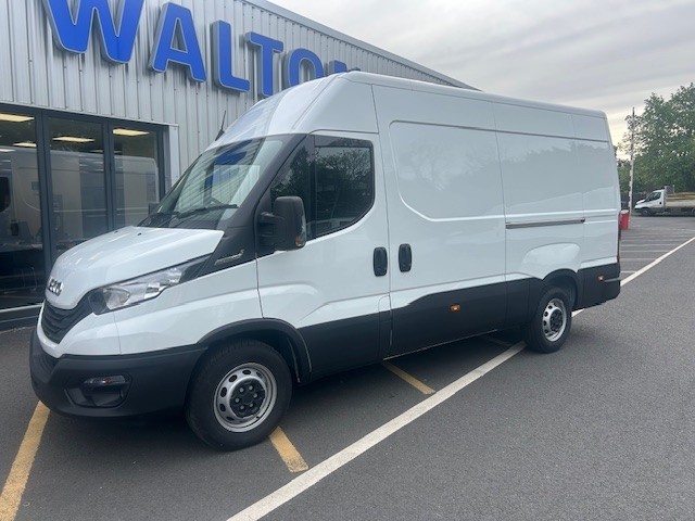 Iveco Daily 2.3D HPI 14V Business 35S 3520L HiMatic MWB High Roof Euro 6 (s/s) 5dr Gallery Image 1